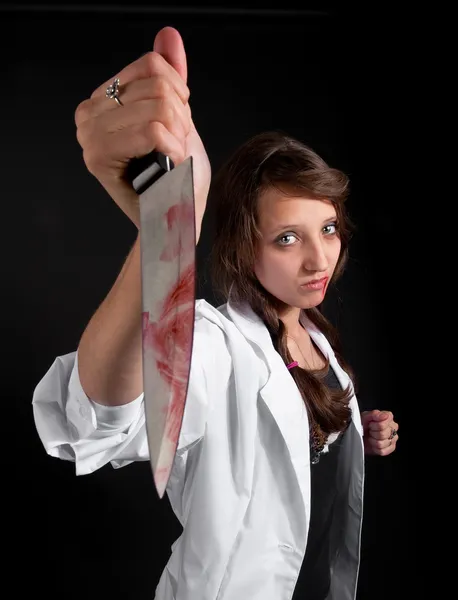Galna sjuksköterska innehar en blodig kniv — Stockfoto