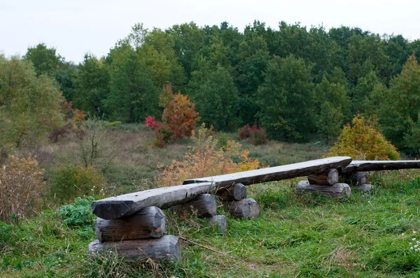 Скамейка из деревянного блока — стоковое фото