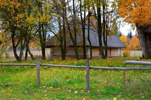 Casa de madera tomada en el parque en el museo de Pirogovo, Kiev, Ucrania — Foto de Stock