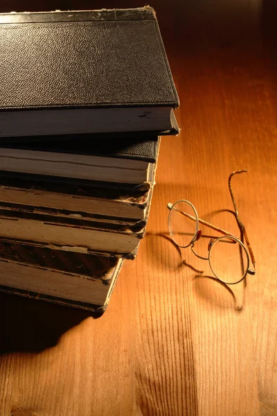Alte Bücher und Brillen — Stockfoto