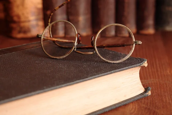 Eski gözlük bookshelf — Stok fotoğraf