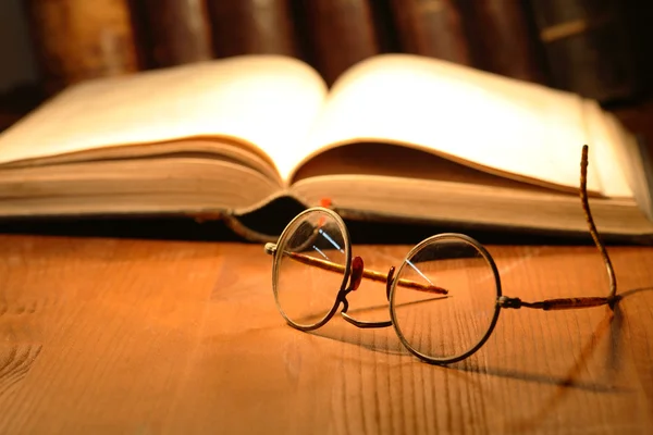Staré brýle a knihy — Stock fotografie