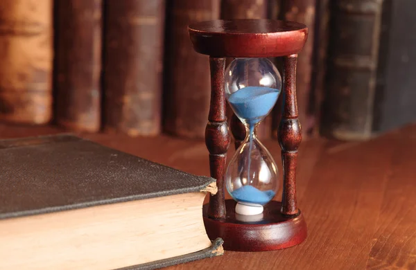 모래 시계와 오래 된 책 — 스톡 사진