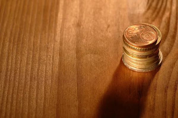 在木材上的欧元硬币 — 图库照片