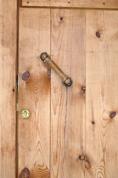 Закрытая деревянная дверь амбара — стоковое фото