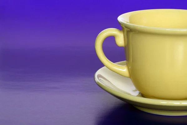 黄色い空のカップ — ストック写真