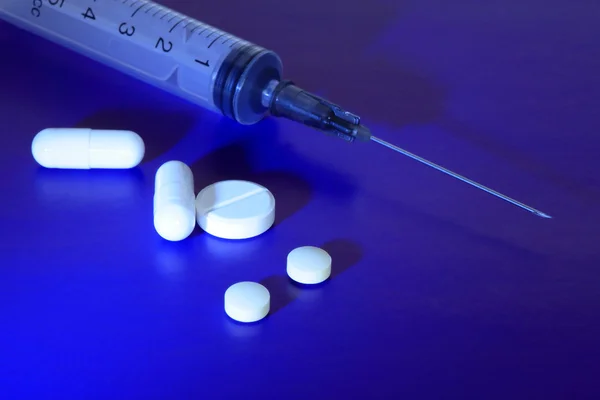 Pills And Syringe — Stock Photo, Image