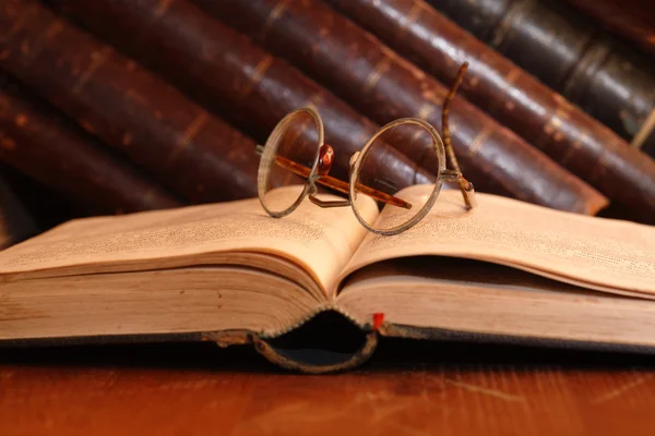 Старые очки и книги — стоковое фото