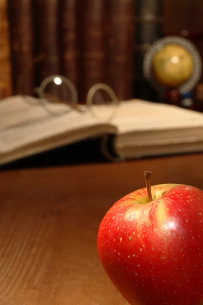 Manzana y libros — Foto de Stock
