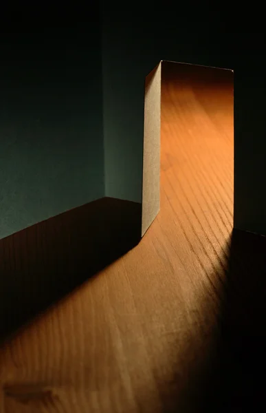 Açık kapı ile karanlık bir odada — Stok fotoğraf