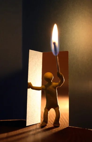 Mann mit Feuer in dunklem Raum — Stockfoto