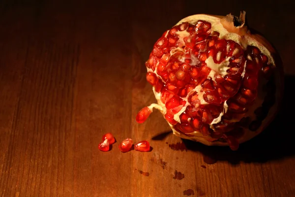 Pomegranate On Wood — Stock Photo, Image