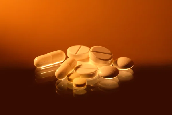 Pillole su sfondo gradiente — Foto Stock