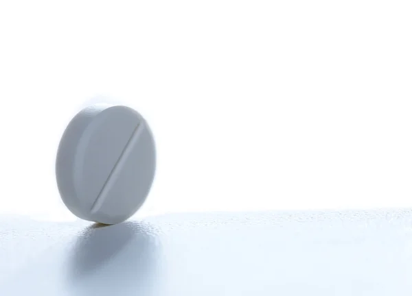 Pille auf Weiß — Stockfoto