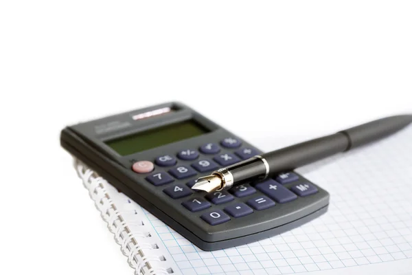 Фонтан ручка на калькуляторі — стокове фото