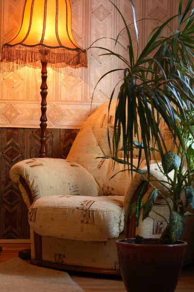 Fotel i lampa podłogowa — Zdjęcie stockowe