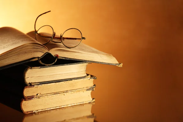 Vecchi libri e occhiali — Foto Stock