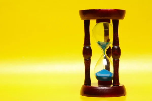 Пісочний годинник на жовтий — стокове фото