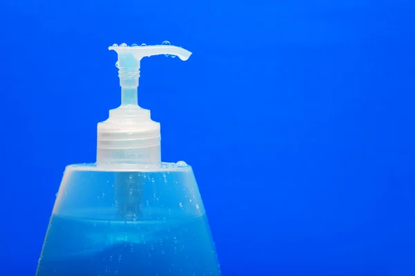 Närbild Plastflaska Antibakteriella Flytande Tvål Blå Bakgrund — Stockfoto