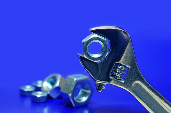 Extrémní Closeup Nastavitelný Klíč Uchycení Závit Modrém Pozadí Ořechy — Stock fotografie