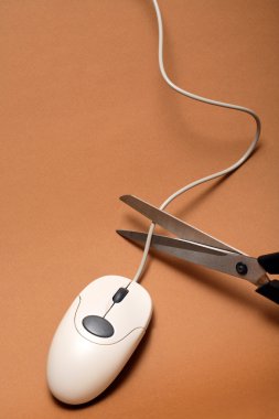 makas kesim kablosu kahverengi zemin üzerinde bilgisayar fare