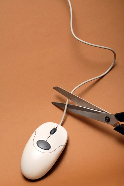 Ψαλίδι Κοπής Καλώδιο Του Ποντικιού Του Υπολογιστή Καφέ Φόντο — Φωτογραφία Αρχείου