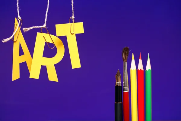 青色の背景色の鉛筆の近くにロープで掛かっている黄色い紙から作られた単語アート — ストック写真