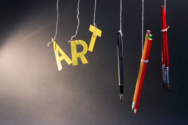 Word Art Ile Renkli Kalemler Boya Fırçaları Yakın Koyu Arka — Stok fotoğraf