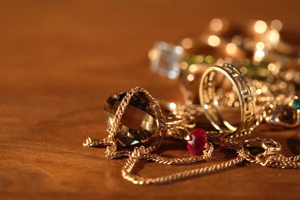 Closeup Hromady Zlatých Šperků Dřevěné Desce Světelný Efekt Royalty Free Stock Fotografie