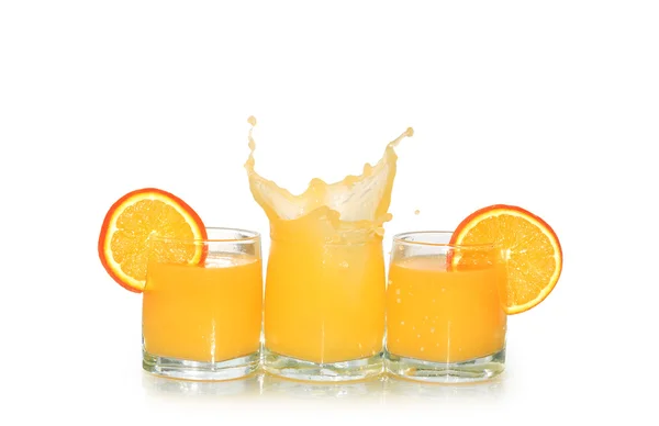 三杯橙汁和孤立与剪切路径在白色背景上的水果 — 图库照片