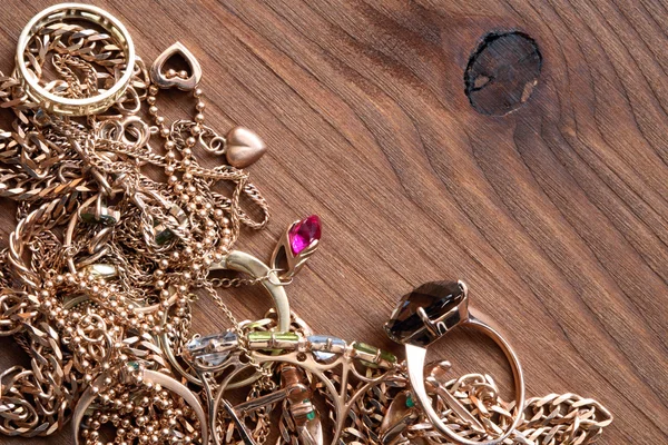 Stapel Van Gouden Sieraden Houten Oppervlak Met Kopie Ruimte — Stockfoto