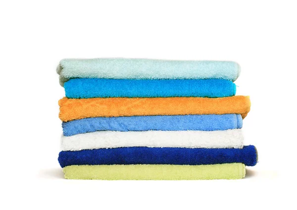 Farbige Handtücher auf weiß — Stockfoto
