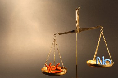 hamuru kelime Evet ve Hayır eski pirinç ağırlık ölçekte Dengeleme