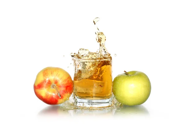 玻璃飞溅附近苹果苹果汁 白色与剪切路径上孤立 — 图库照片