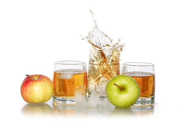 Яблочный сок со льдом — стоковое фото