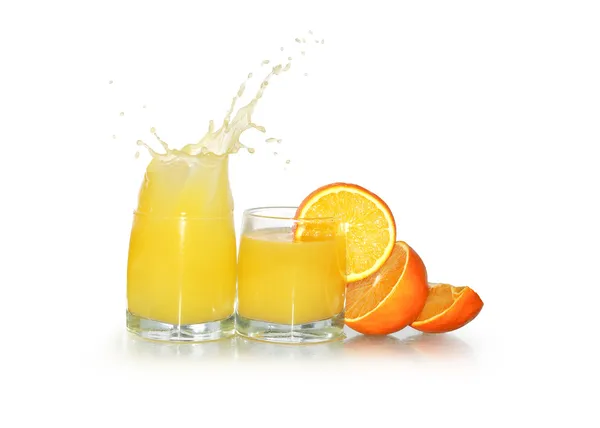 两杯橙汁 水果与剪切路径在白色背景上孤立飞溅 — 图库照片