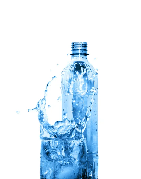 Vidro Água Salpicante Garrafa Plástico Isolado Fundo Branco Com Caminho — Fotografia de Stock