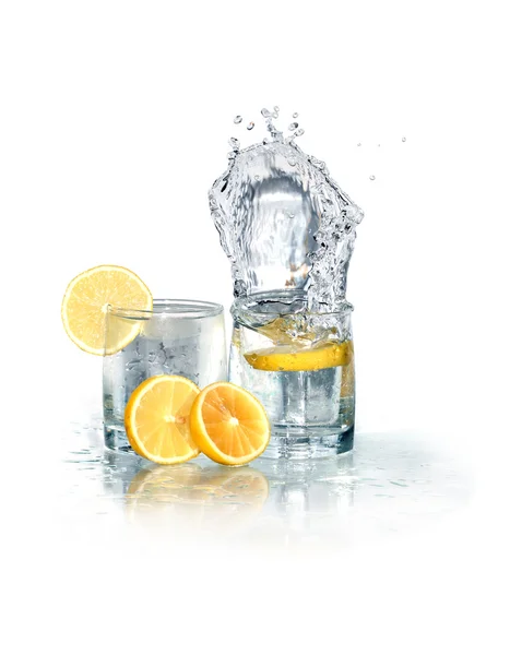 Due Bicchieri Acqua Spruzzata Con Ghiaccio Limone Isolato Bianco Con — Foto Stock