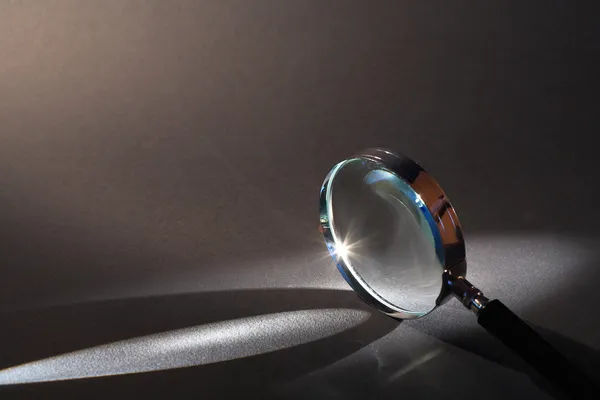 Closeup Lupa Superfície Escura Com Feixe Luz — Fotografia de Stock