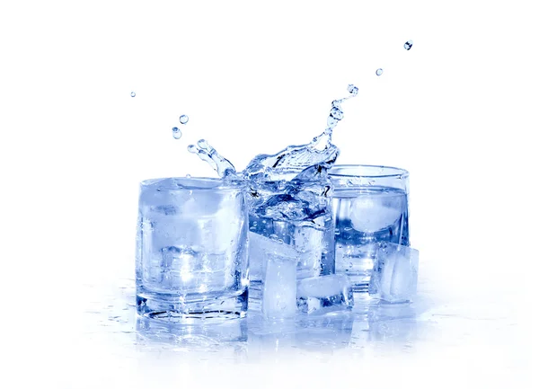 Кілька Склянок Холодної Бризки Води Поблизу Кубиків Льоду Ізольовані Білому — стокове фото