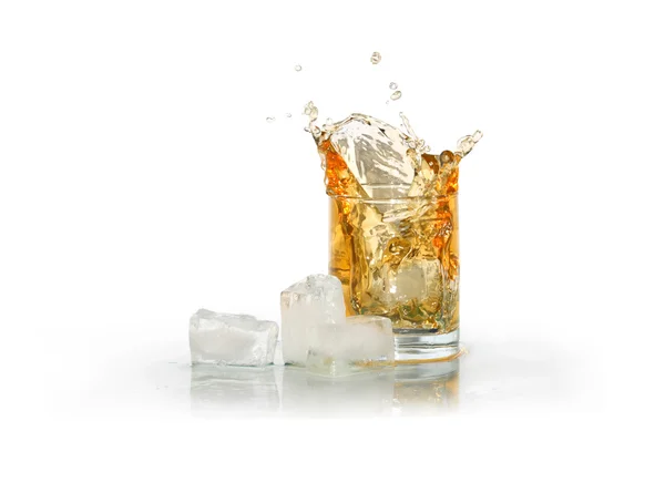 Glas Spritzender Whisky Der Nähe Von Eiswürfeln Isoliert Auf Weißem — Stockfoto