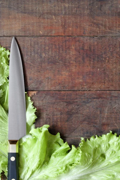 Kuchyňský Nůž Zelené Listy Salátu Ležící Dřevěné Desce Kopií Prostor — Stock fotografie