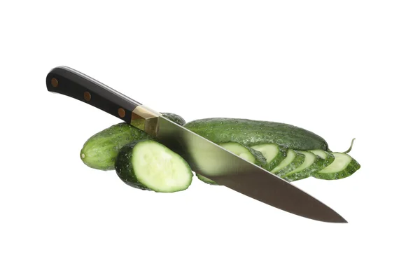 Keuken Mes Snijden Komkommer Geïsoleerd Wit Met Uitknippad — Stockfoto
