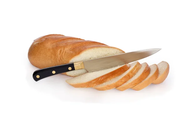 Kuchyňský Nůž Plátky Čerstvě Upečený Dlouhých Bochník Chleba Izolovaných Bílém — Stock fotografie