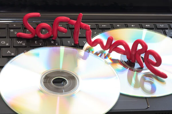 黒のコンピューターのキーボード上の 上に立っている赤い粘土から作られた単語ソフトウェア — ストック写真