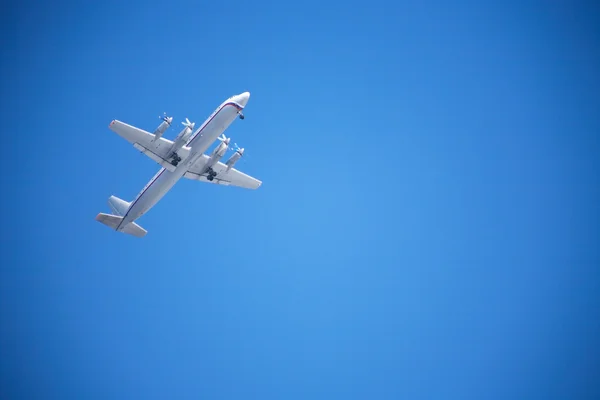 Avion de passagers dans le ciel — Photo