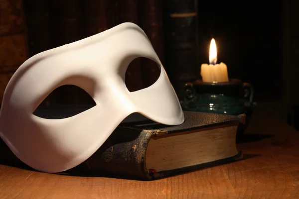 Maske auf Buch — Stockfoto
