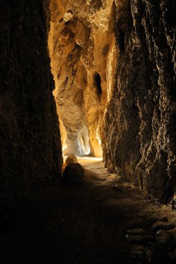 ışık ile karanlık gizemli taş Mağarası