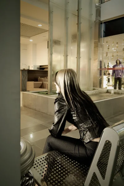 Verträumtes Mädchen Sitzt Auf Einer Bank Zimmer — Stockfoto