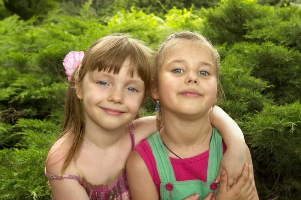 Dos niñas pequeñas — Foto de Stock